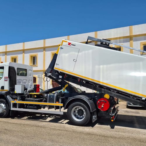 cisterna hidrostática sobre multibasculante Cisterna hidrostática en el puerto de Algeciras