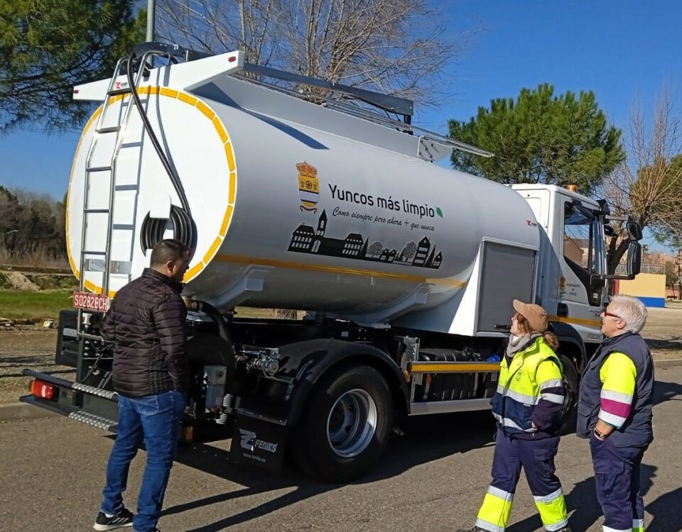 El Ayto. de Yuncos adquiere una nueva baldeadora hidrostática para mejorar la limpieza de la localidad.