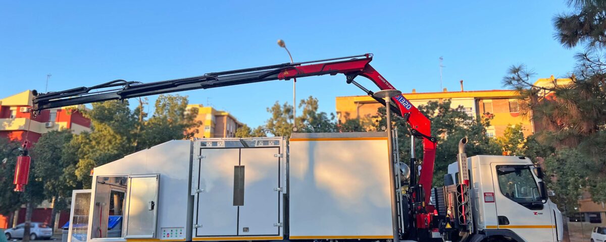 Lavacontenedores de Carga Superior para la limpieza de contenedores soterrados y de doble gancho Feniks