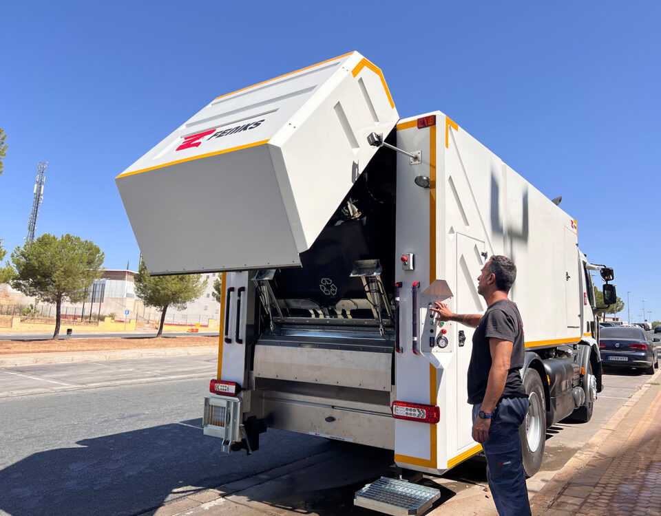 Tres nuevos lavacontendores de carga trasera para Contenur con destino Madrid