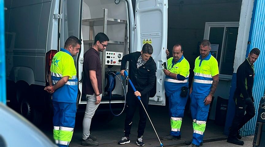 Formación a los operarios de Urbaser para el uso y mantenimiento del nuevo hidrolimpiador entregado.