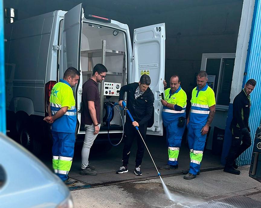 Formación a los operarios de Urbaser para el uso y mantenimiento del nuevo hidrolimpiador entregado.