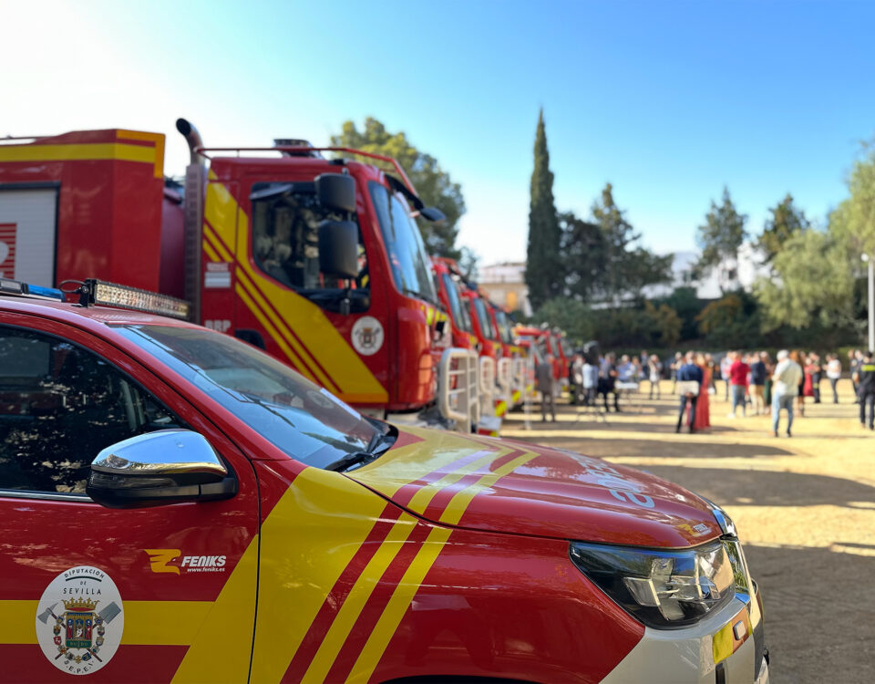 Nueva Autobomba Rural Ligera y dos Unidades Móviles de Logistica Feniks para los bomberos de Diputación Provincial de Sevilla