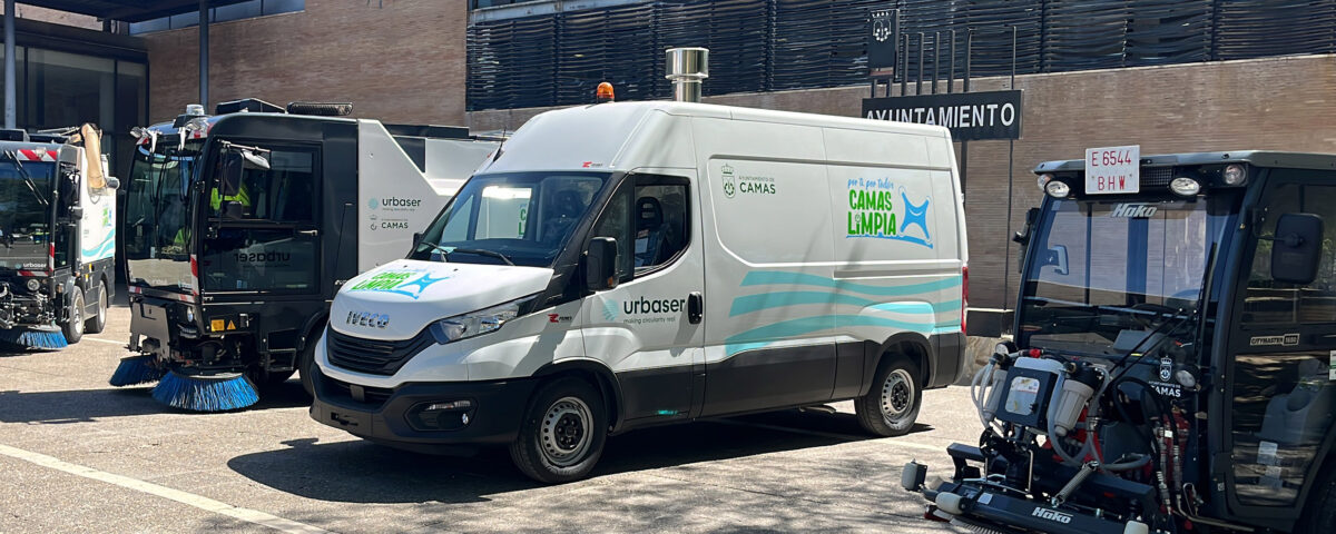 hidrolimpiador a toma de fuerza y tres triciclos eléctricos de limpieza viaria se encuentran a pleno rendimiento en la localidad sevillana de Camas