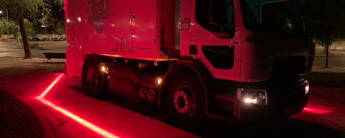 Instalación de luces perimetrales Feniks en equipos de limpieza urbana.