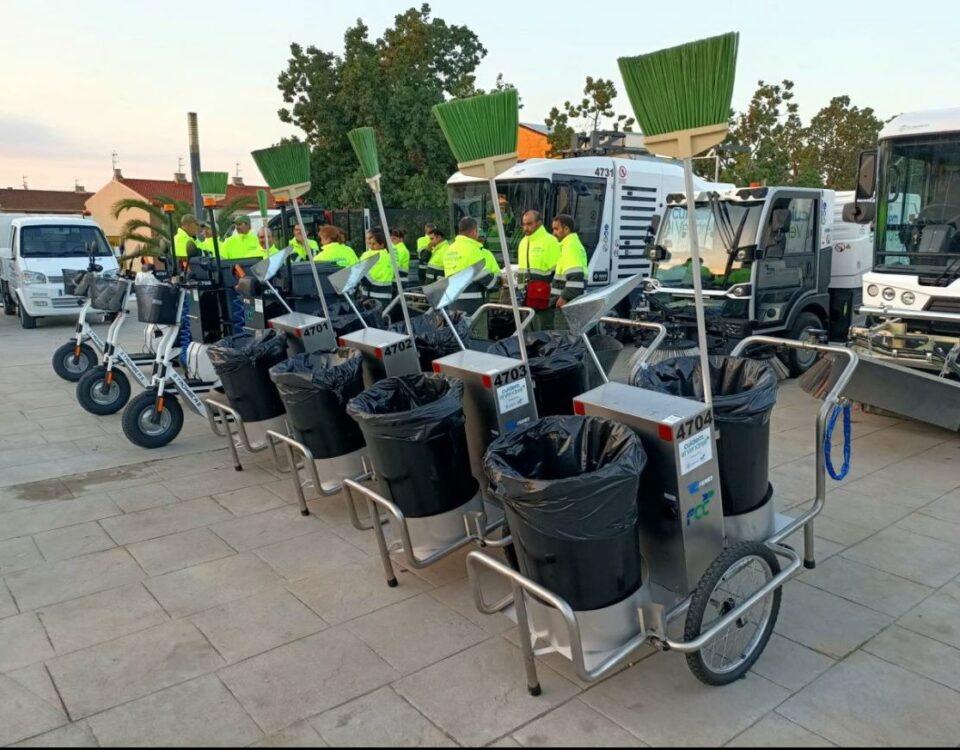 14 carros 100% eléctricos para FCC y 10 triciclos eléctricos para Actua y Vertresa destinados a la limpiza urbana de Vendrell, Castrillón, Gandía y Chiclana.