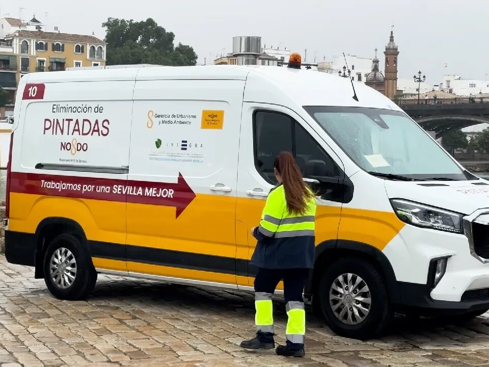 Hidrolimpiador eléctrico Feniks para UTE Protección del Paisaje Urbano de Sevilla