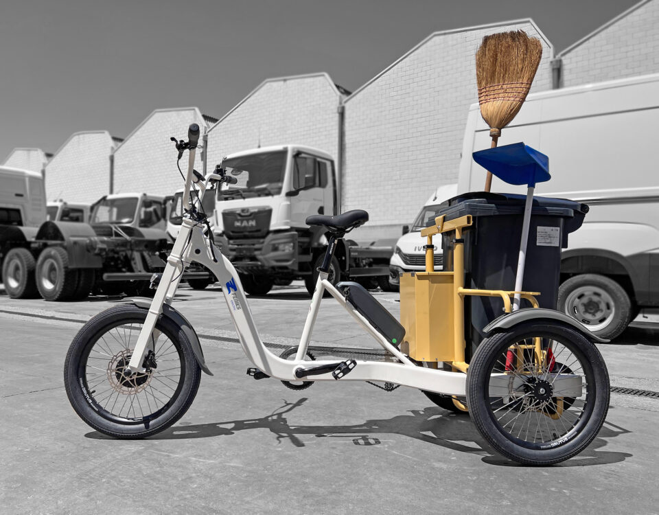 TRICICLO ELECTRICO DE LIMPIEZA VIARIA FENIKS PARA ACTUA EN SANLUCAR LA MAYOR